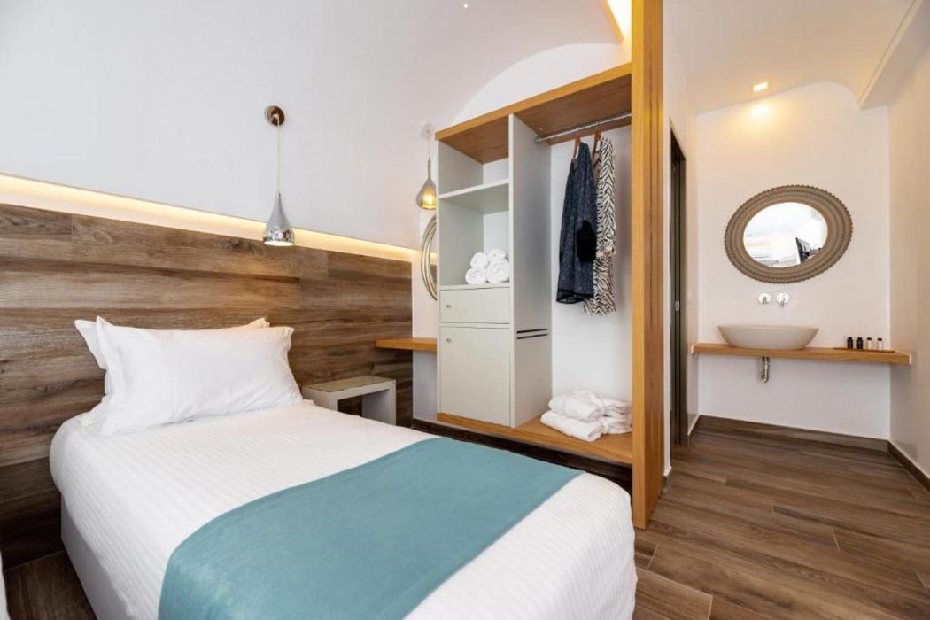 Deluxe Hotel Santorini 14/63