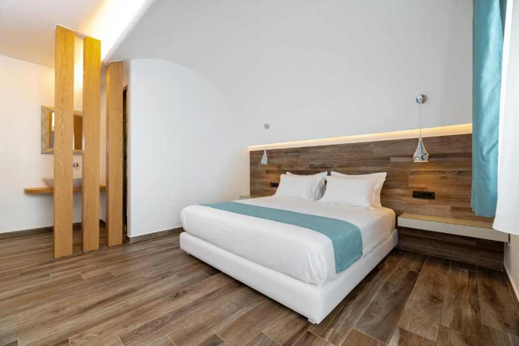 Deluxe Hotel Santorini 11/63