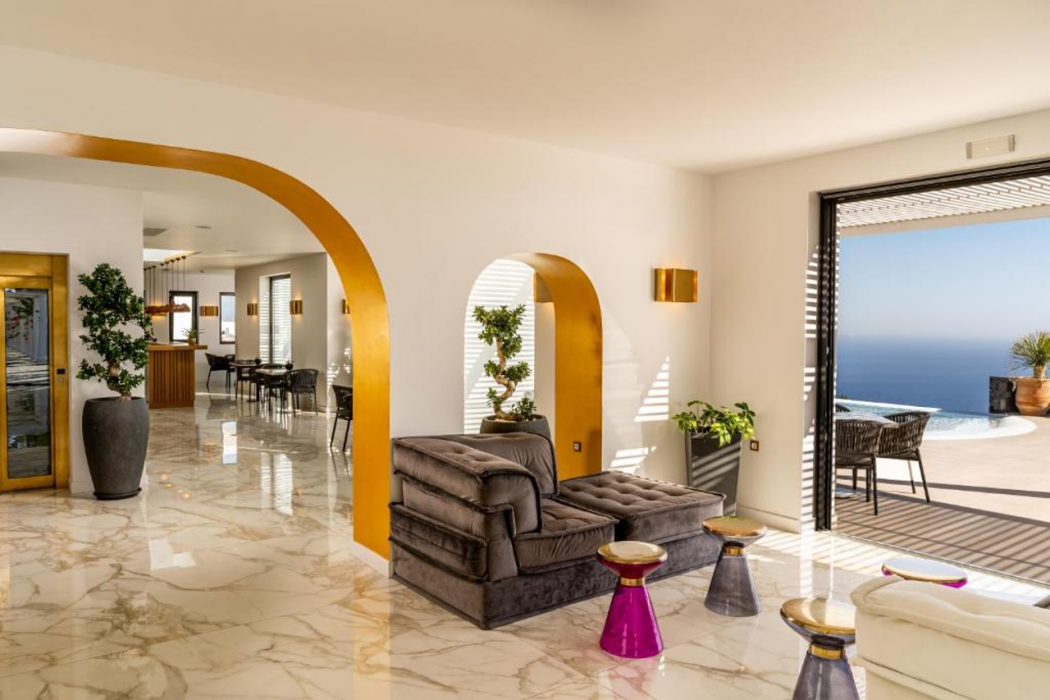 Cresanto Luxury Suites 38/60