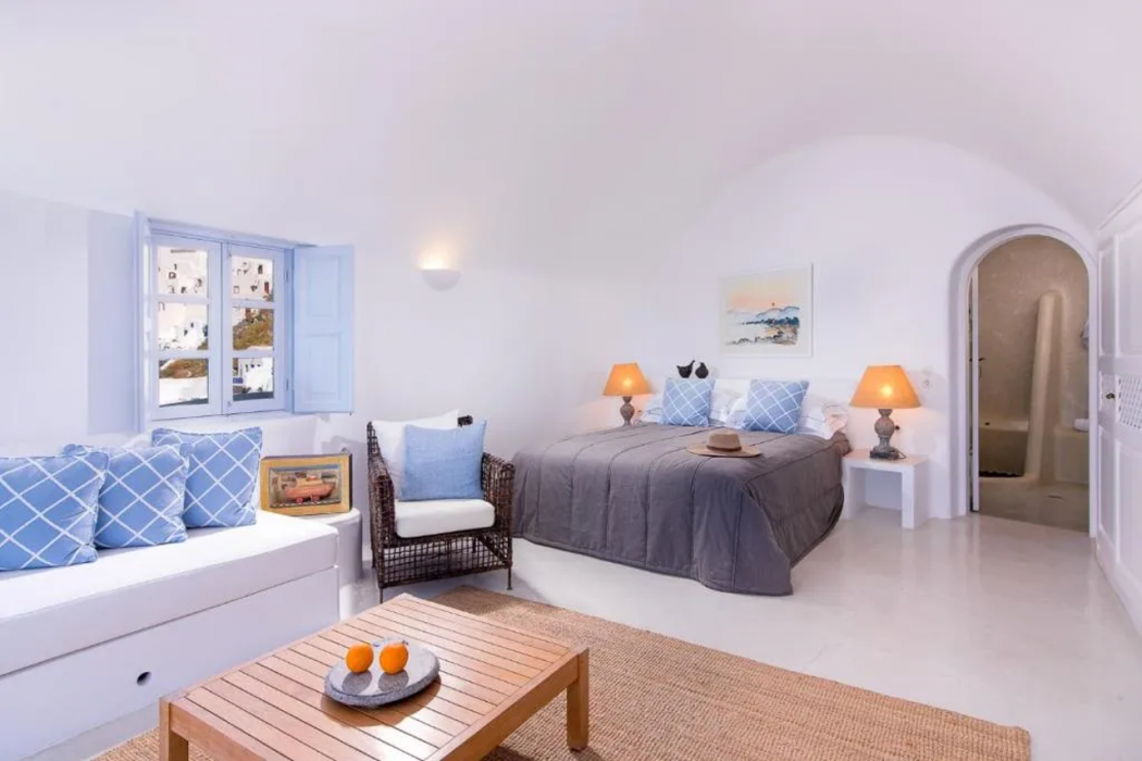 Pezoules of Oia 7/59
