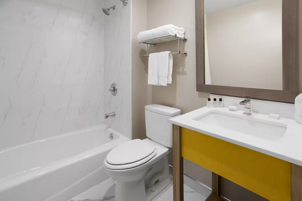 Days Inn by Wyndham Staten Island 2/36