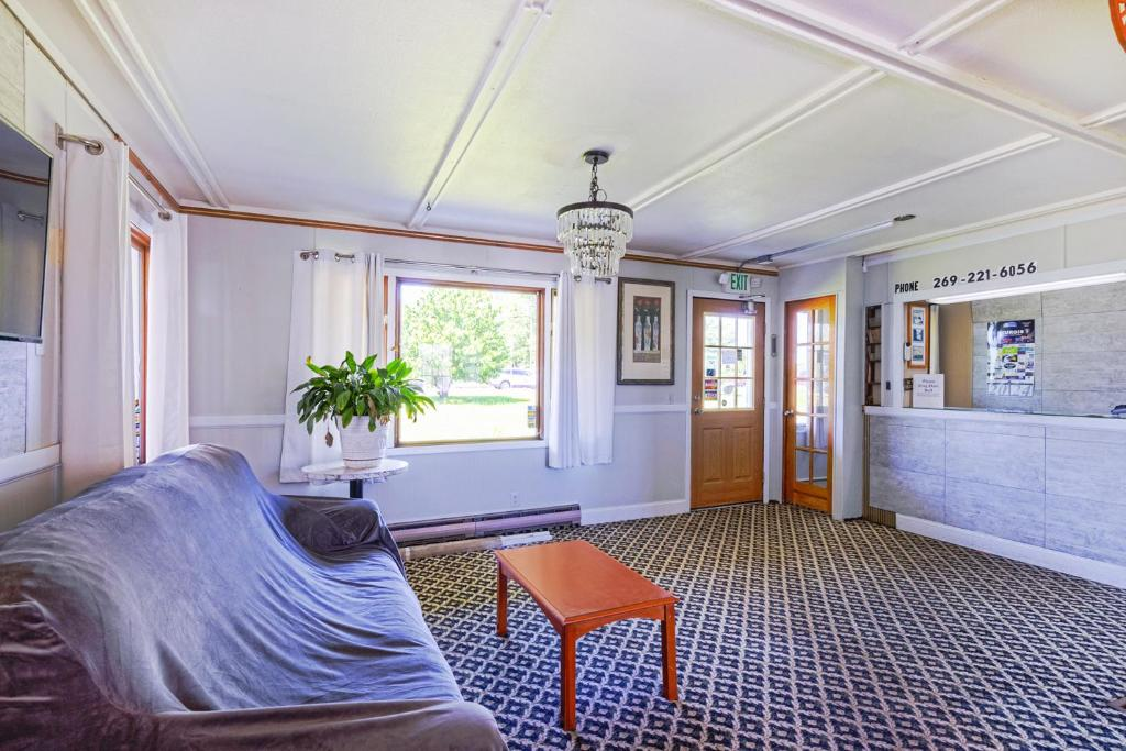 Country Hearth Inn and Suites By OYO Sturgis 6/35