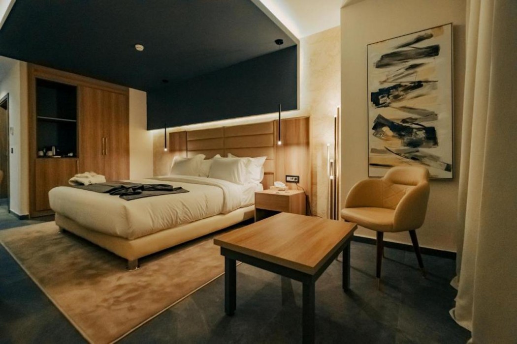 AD Hotel, Hydra 8/58