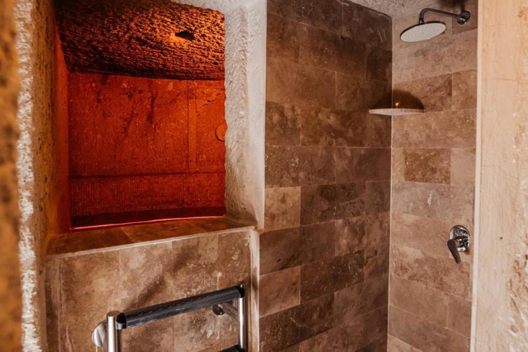 Bayar Cave Suite 13/60
