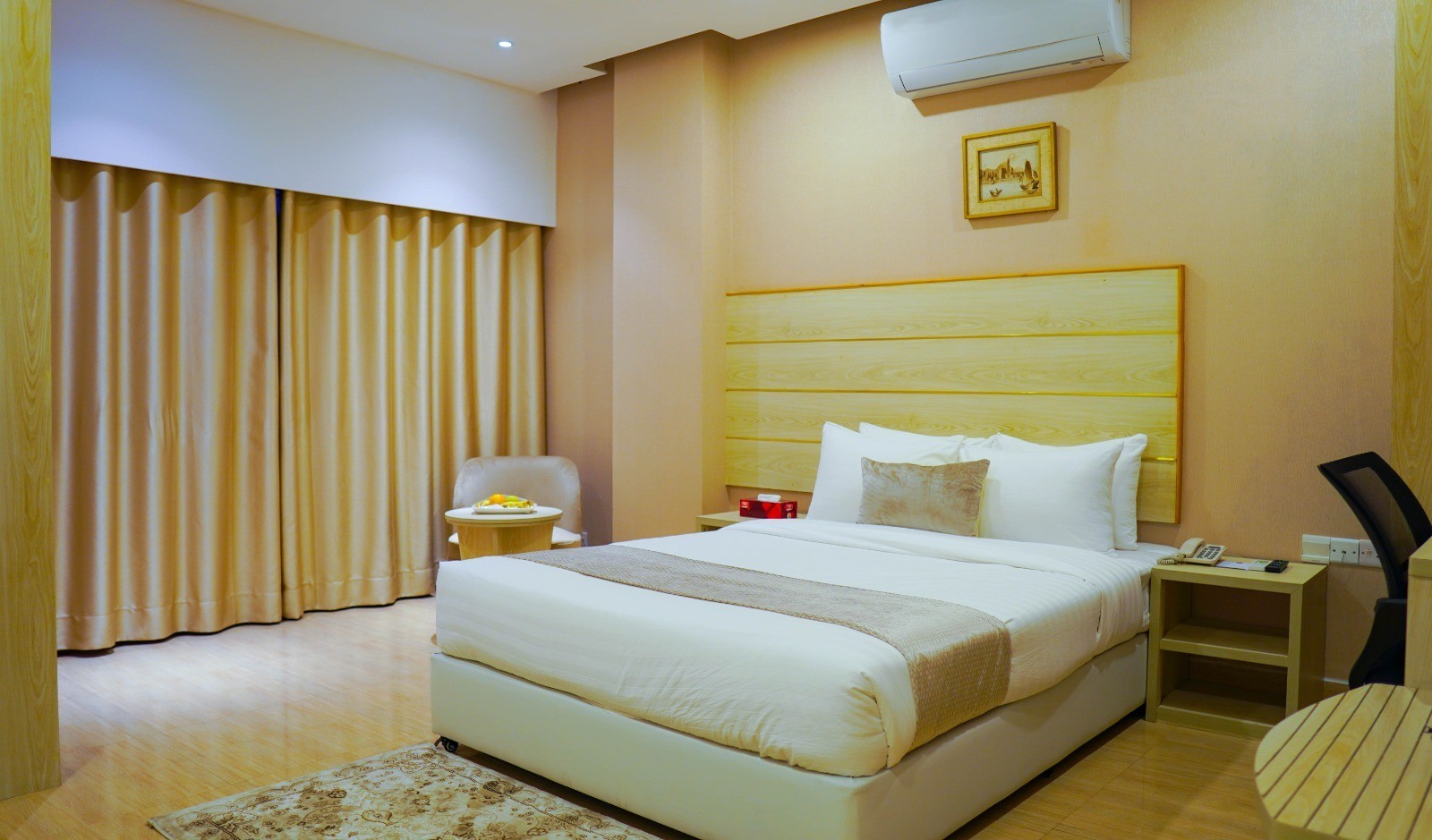 DELUXE ROOM