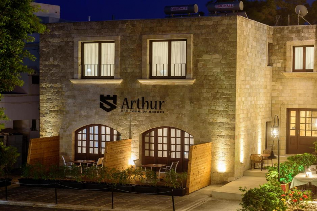 Arthur Suites 2/60