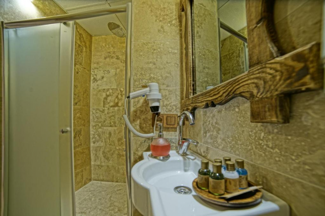 Risus Cave Suites 11/55