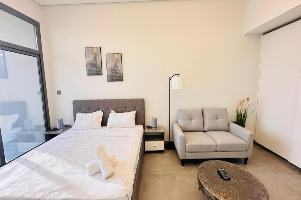 Upscale Apartment at Oval Tower Near Downtown with Balcony and Parking by Belvilla 10/11