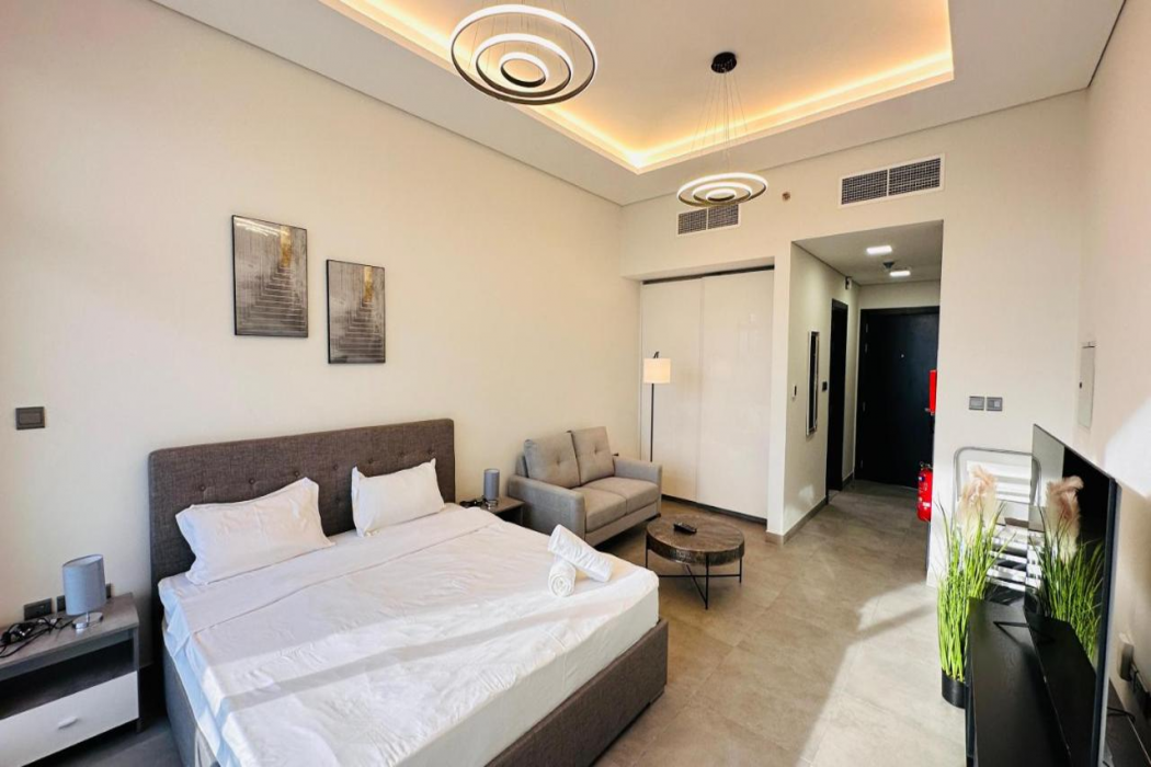 Upscale Apartment at Oval Tower Near Downtown with Balcony and Parking by Belvilla 5/11