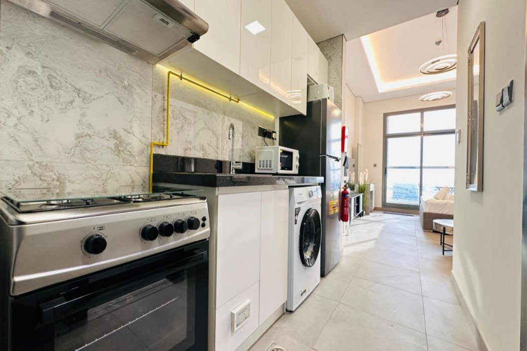 Upscale Apartment at Oval Tower Near Downtown with Balcony and Parking by Belvilla 7/11