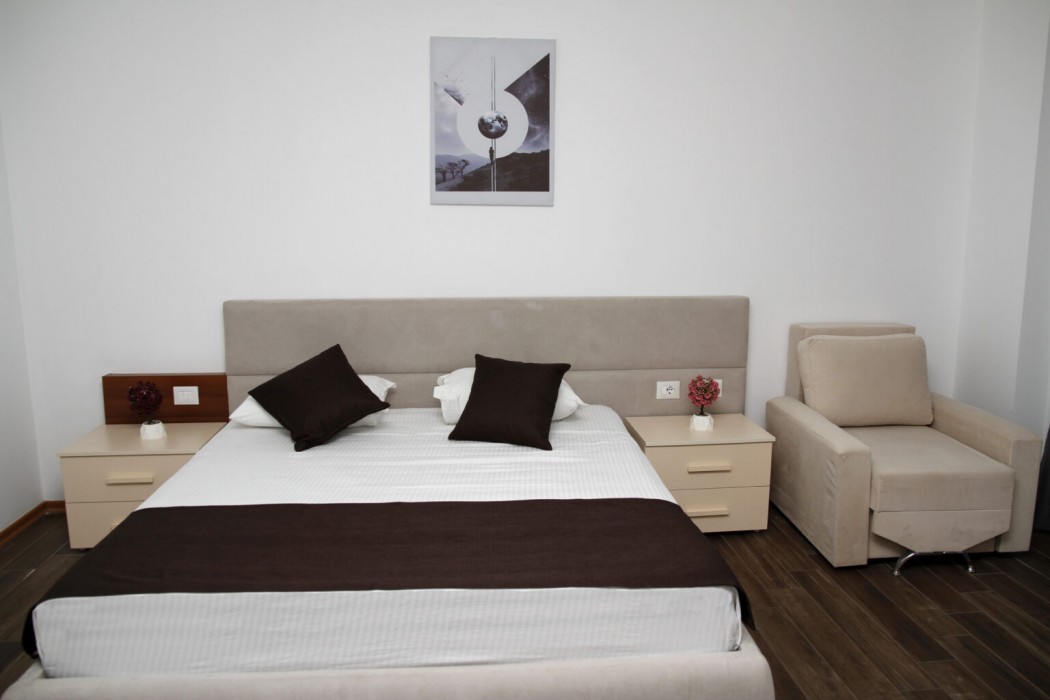 Amh Hotel 33/88