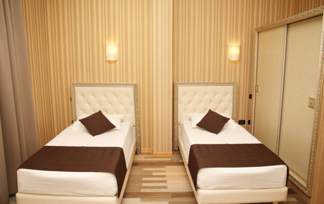Amh Hotel 30/88