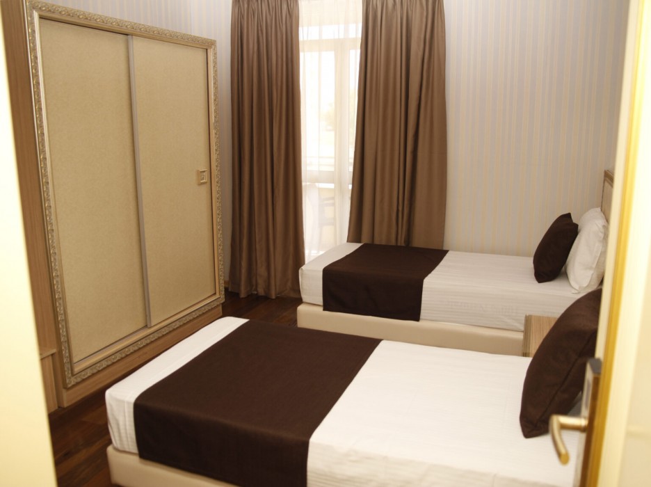 Amh Hotel 25/88