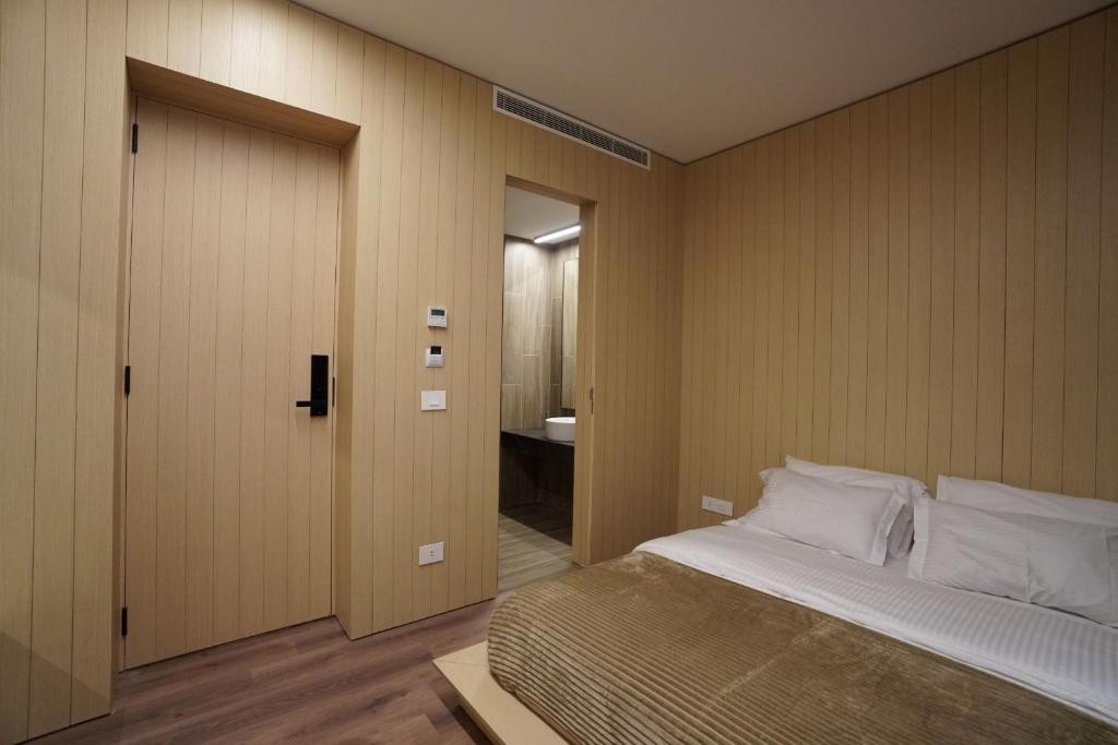 Votre Hotel 10/68