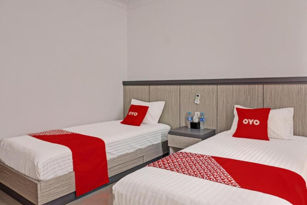 Super OYO 92518 De Luna Hotel 7/27