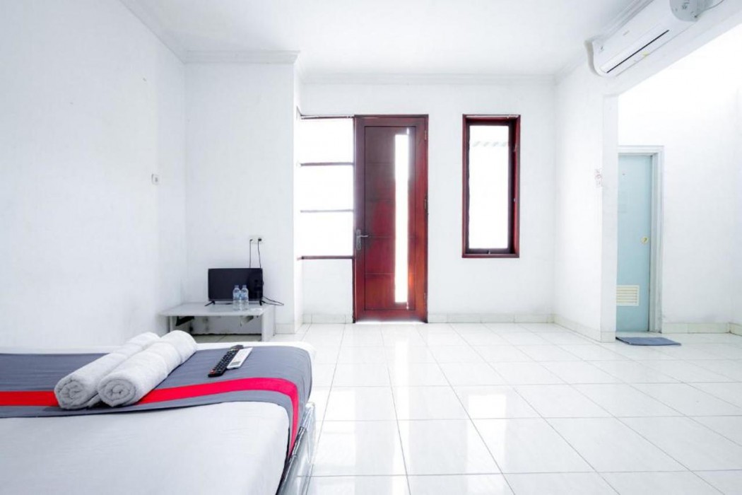 Super OYO 91535 J&b Rooms Tomang 10/35