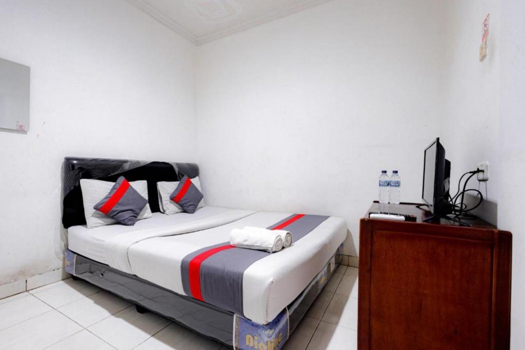 Super OYO 91535 J&b Rooms Tomang 12/35