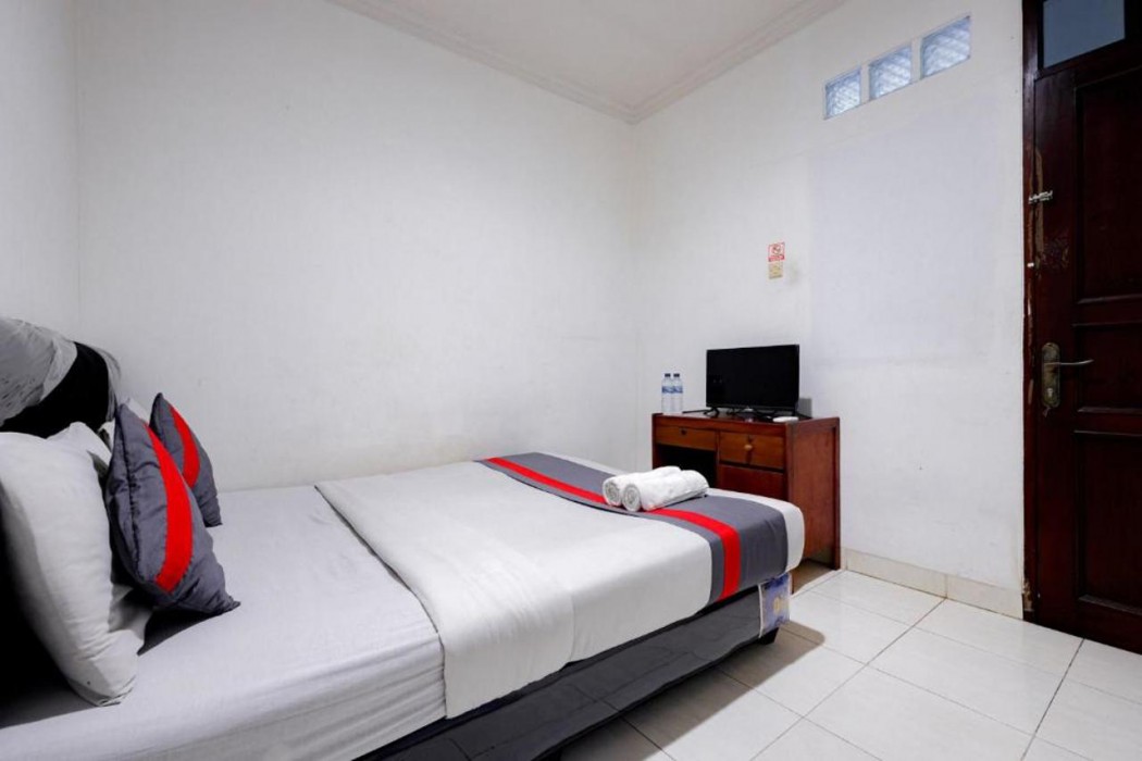 Super OYO 91535 J&b Rooms Tomang 11/35