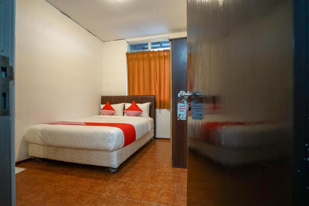 Room at Super OYO 1844 Bravo Residence, PANGKALPINANG
