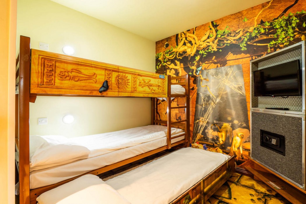 Chessington Resort Hotels 11/90