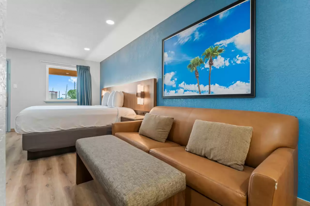 Econo Lodge Inn & Suites Sealy 22/52