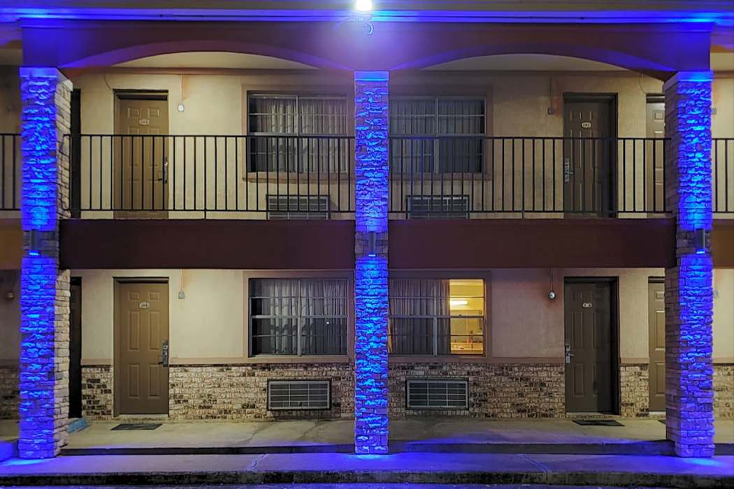 Econo Lodge Inn & Suites Sealy 5/52