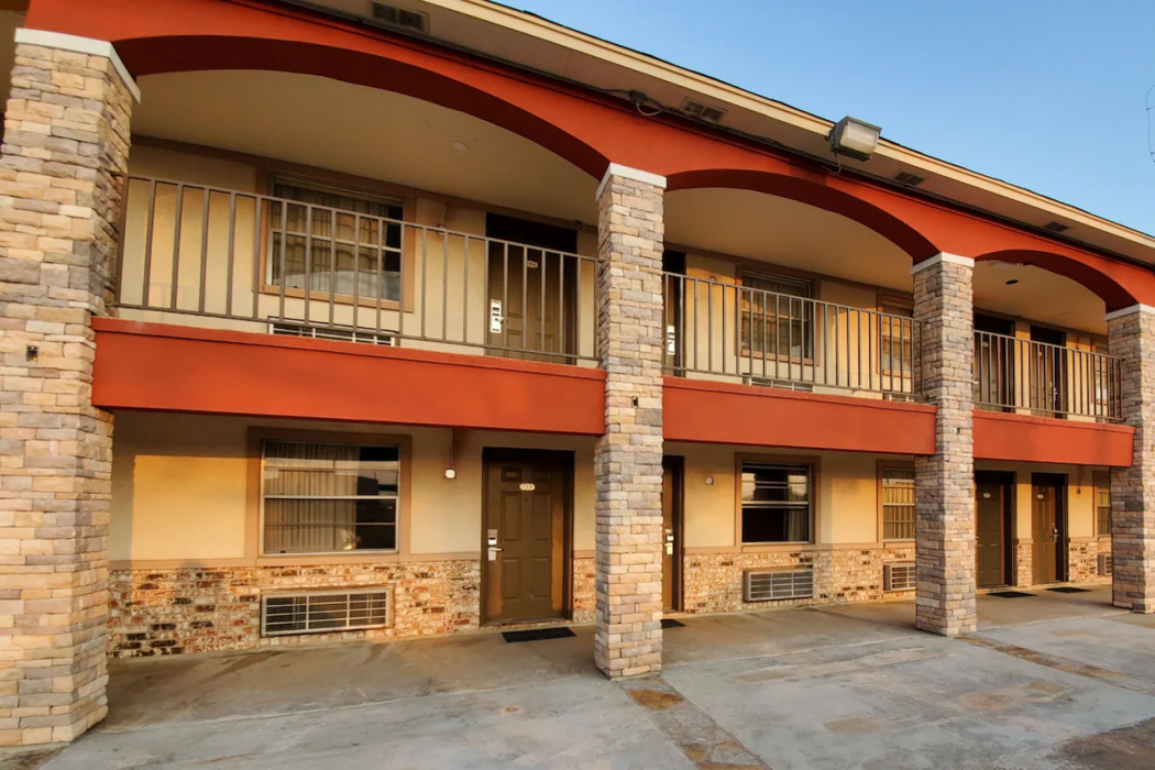 Econo Lodge Inn & Suites Sealy 3/52