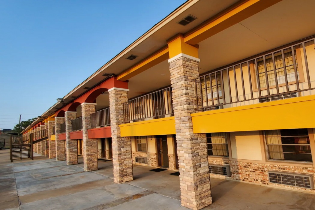 Econo Lodge Inn & Suites Sealy 2/52