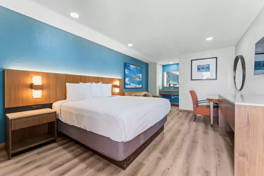 Econo Lodge Inn & Suites Sealy 16/52