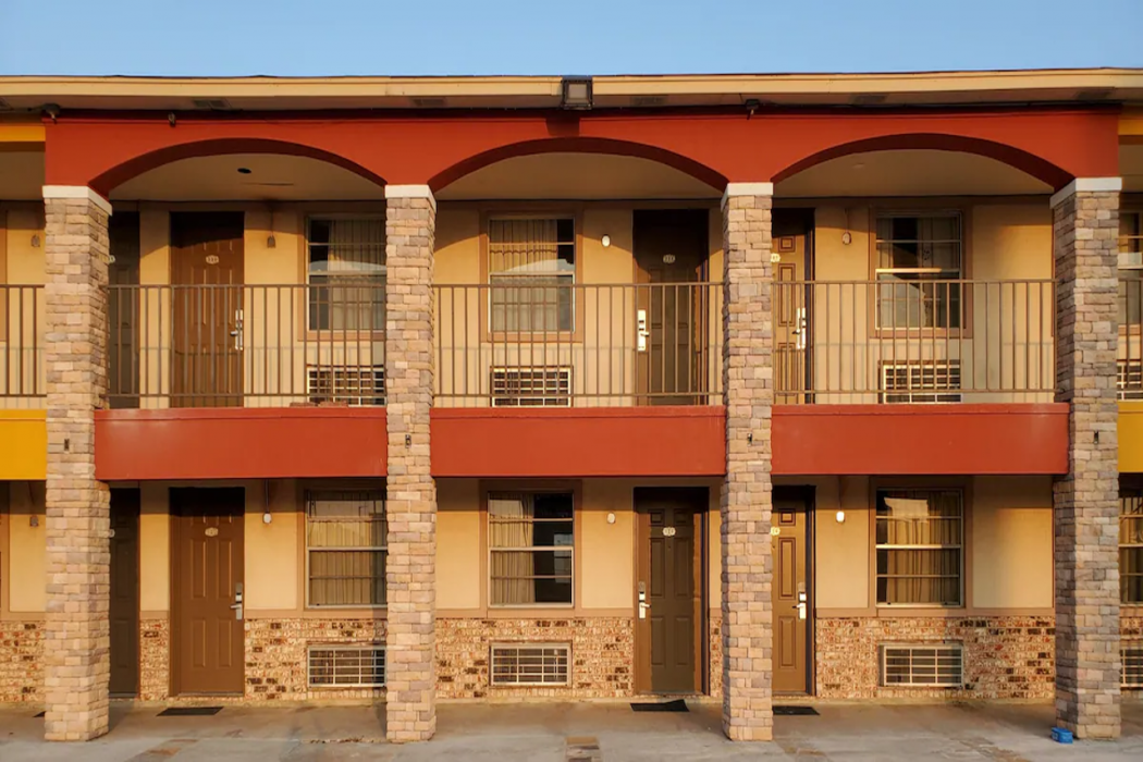 Econo Lodge Inn & Suites Sealy 1/52