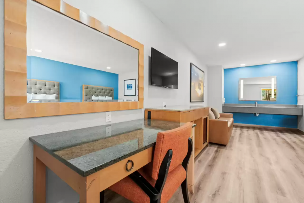 Econo Lodge Inn & Suites Sealy 24/52