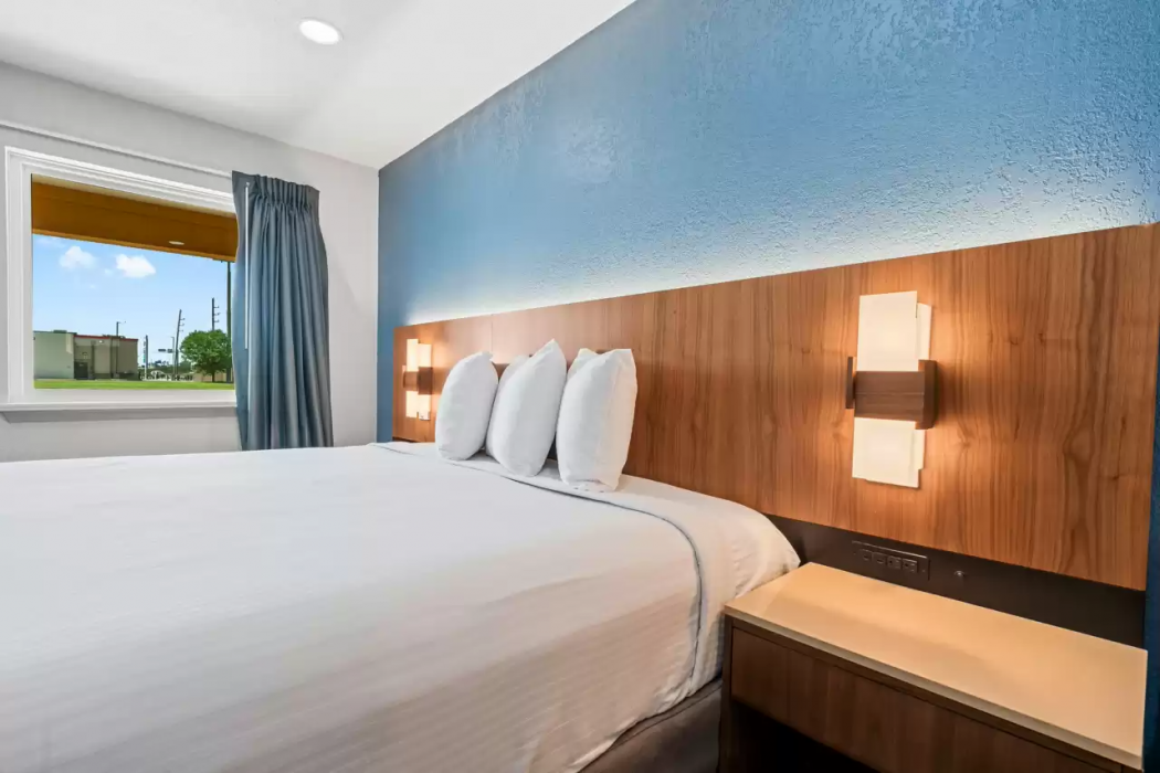 Econo Lodge Inn & Suites Sealy 19/52