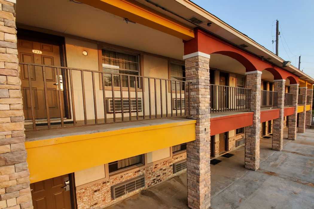 Econo Lodge Inn & Suites Sealy 4/52