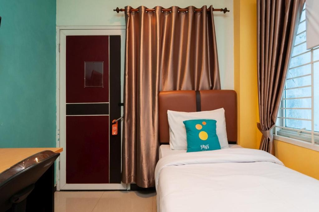 Sans Hotel Finest Medan 26/68