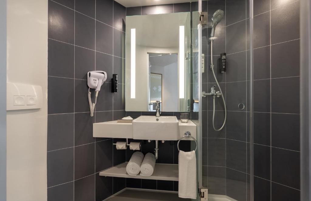 ibis Thane 13/49