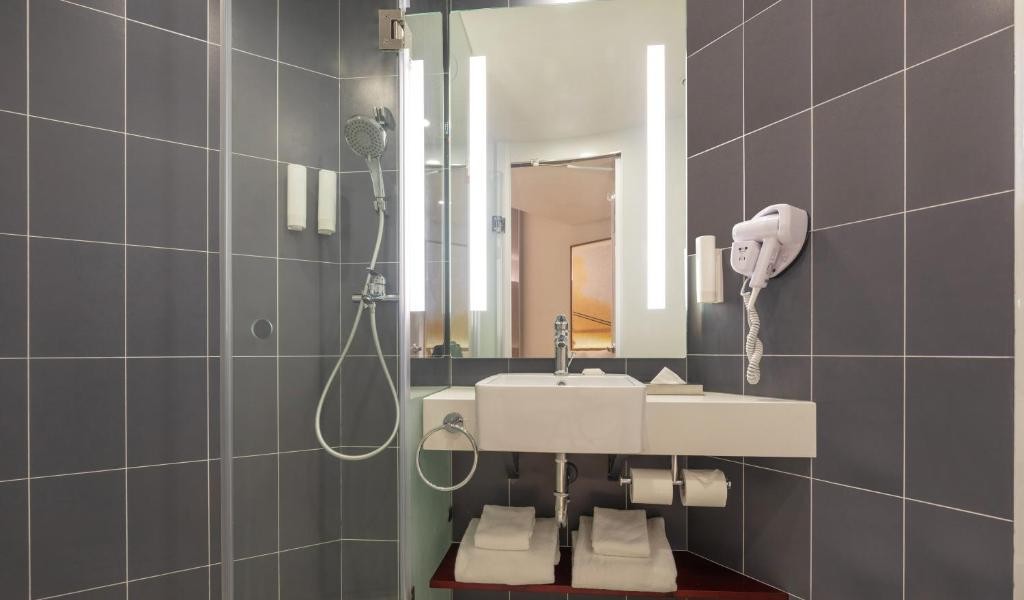 ibis Thane 7/49