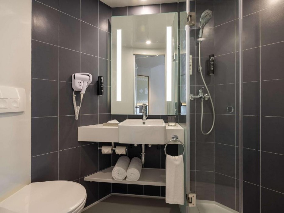 ibis Thane 15/49