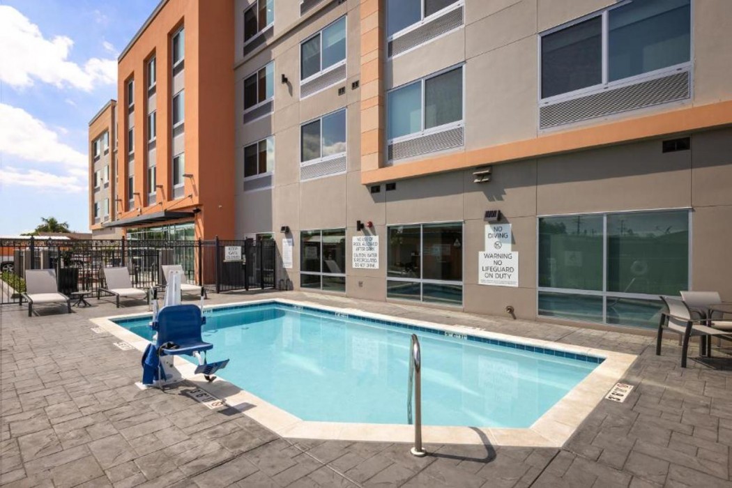 Holiday Inn Express & Suites Hawaiian Gardens 23/38