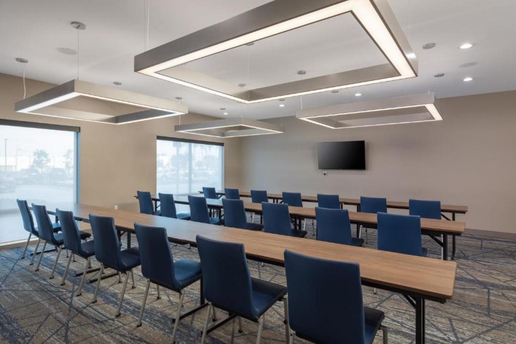 Holiday Inn Express & Suites Hawaiian Gardens 16/38