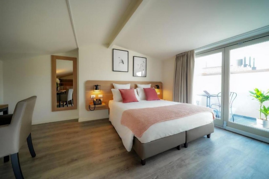 Bergamo Inn 15 8/45