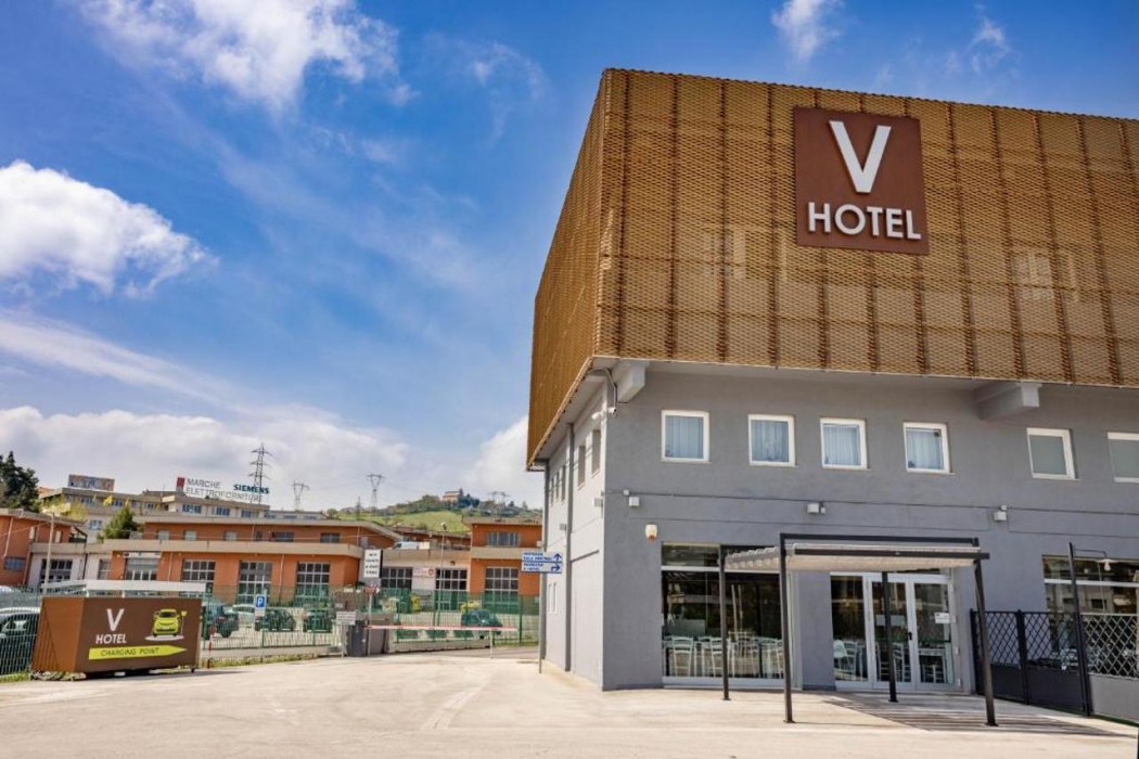 V Hotel 4/54