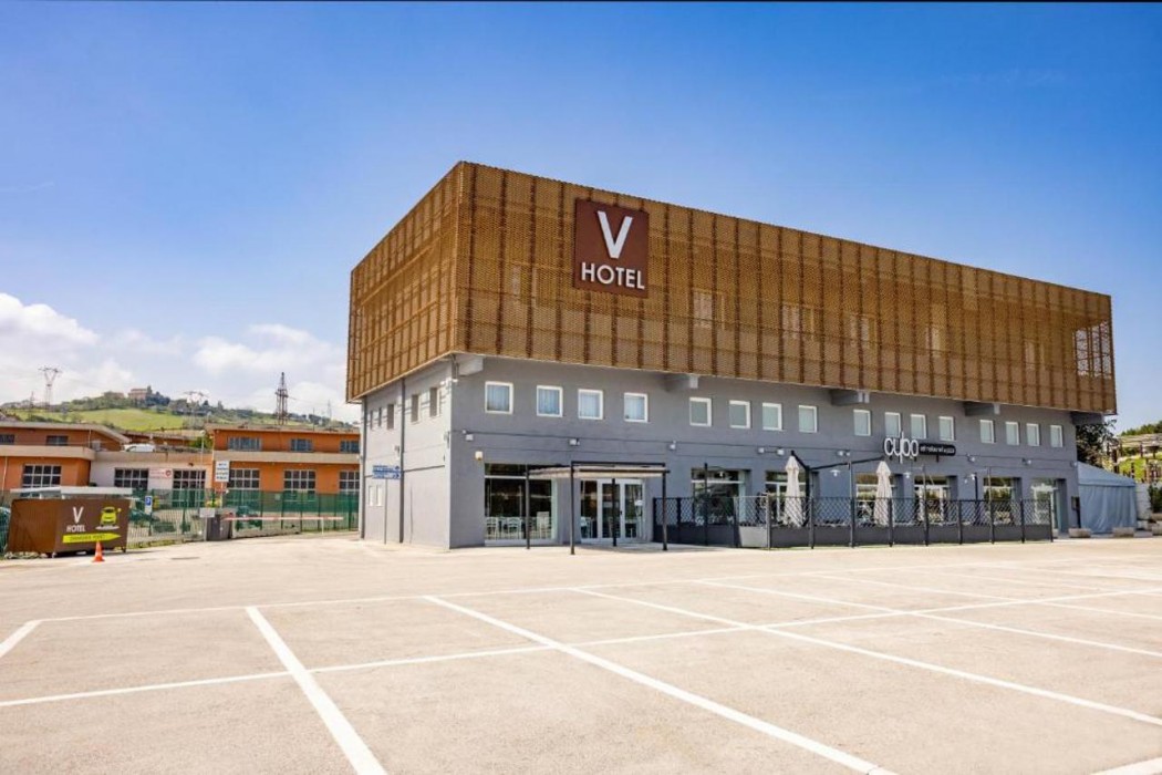 V Hotel 3/54