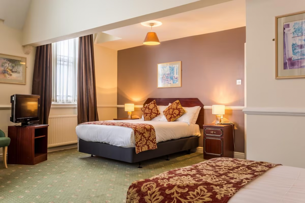 The County Hotel 18/62