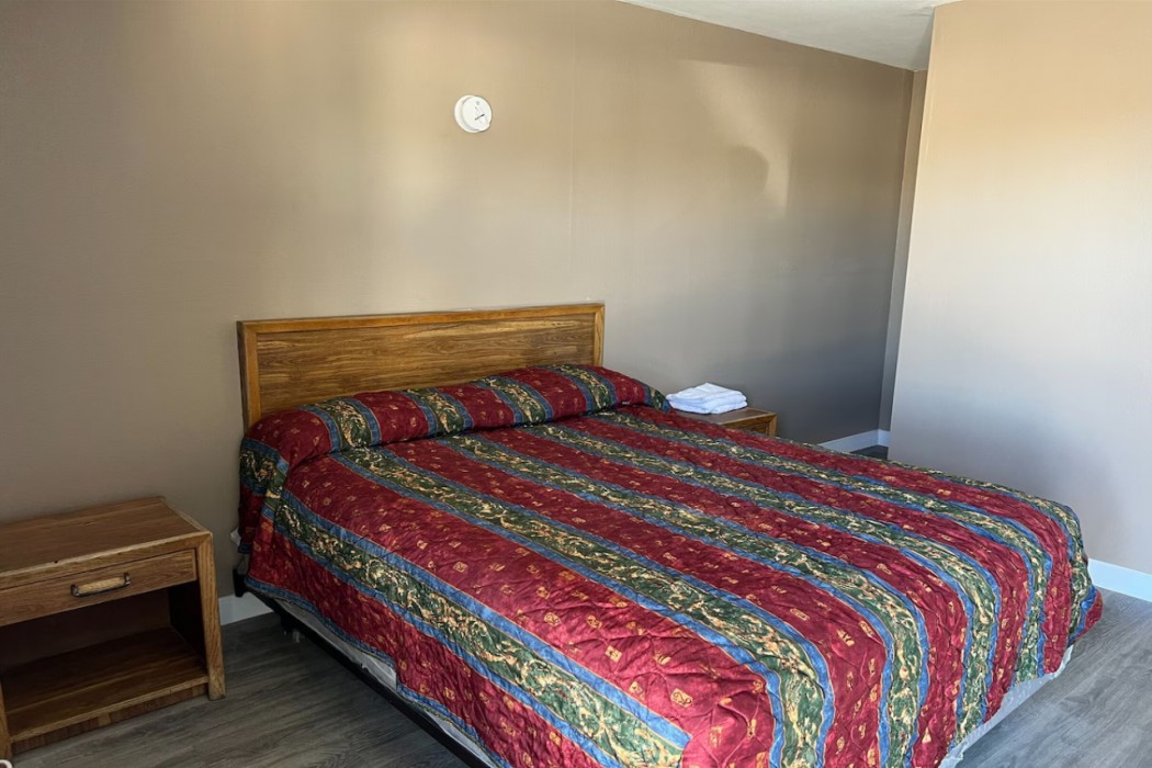Carls Motel 13/24