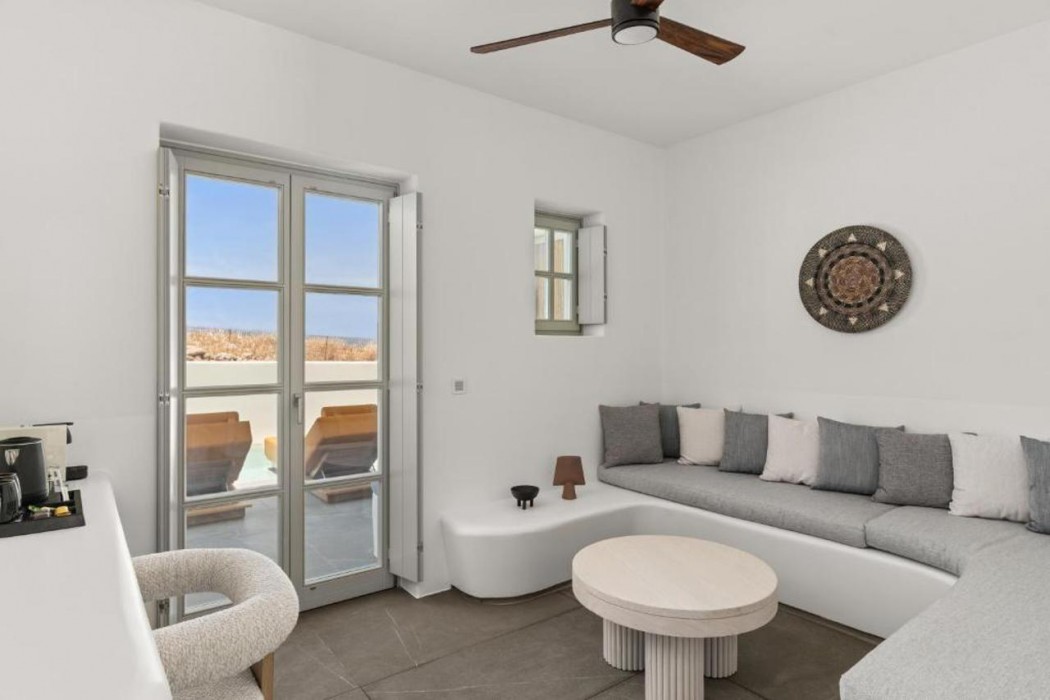 Mr & Mrs White Paros Suites & More 8/36