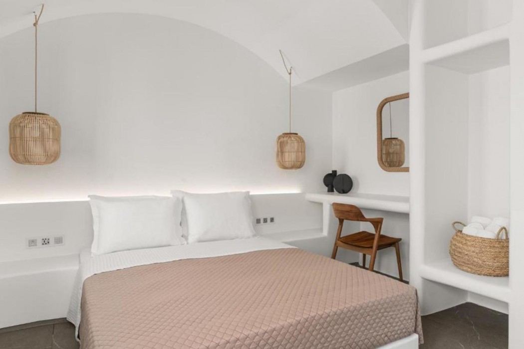Mr & Mrs White Paros Suites & More 7/36