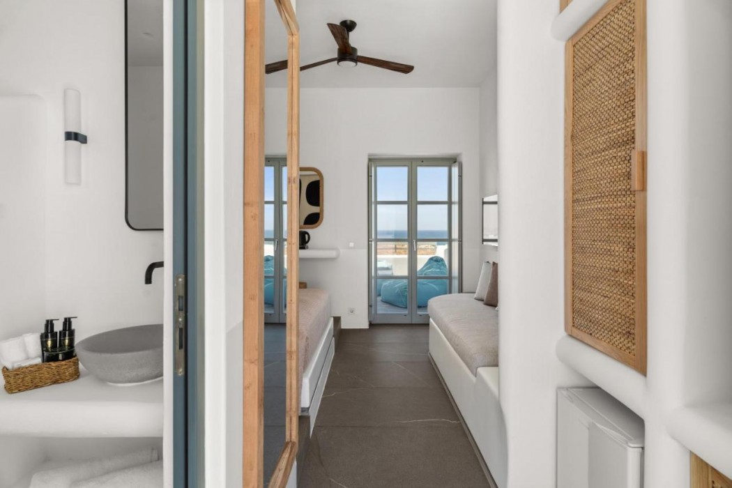 Mr & Mrs White Paros Suites & More 9/36
