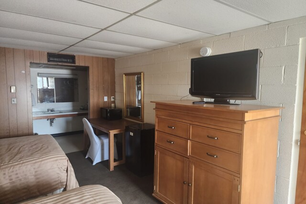 First Inn By OYO Quinter Hwy 70 10/18