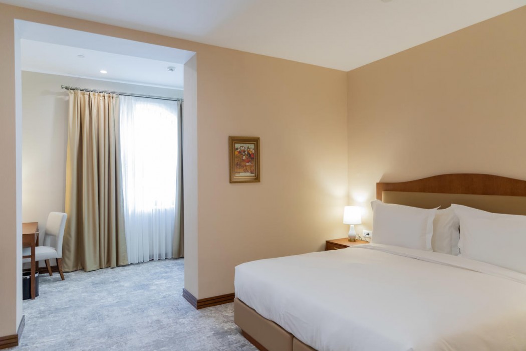 The Central Point Hotel 6/16