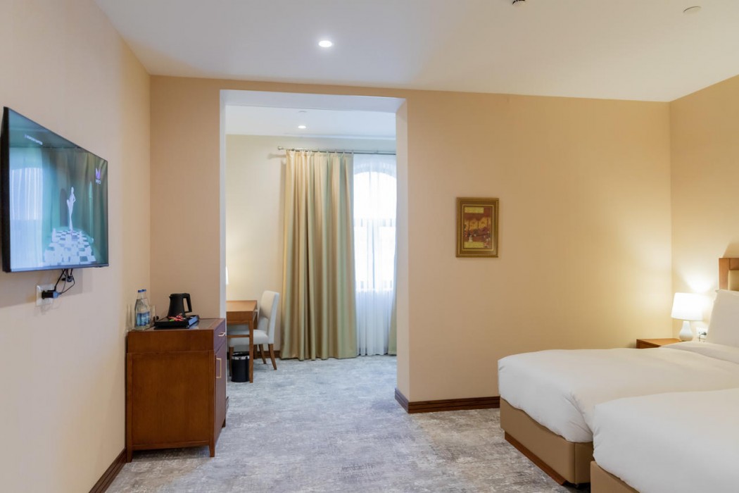 The Central Point Hotel 5/16